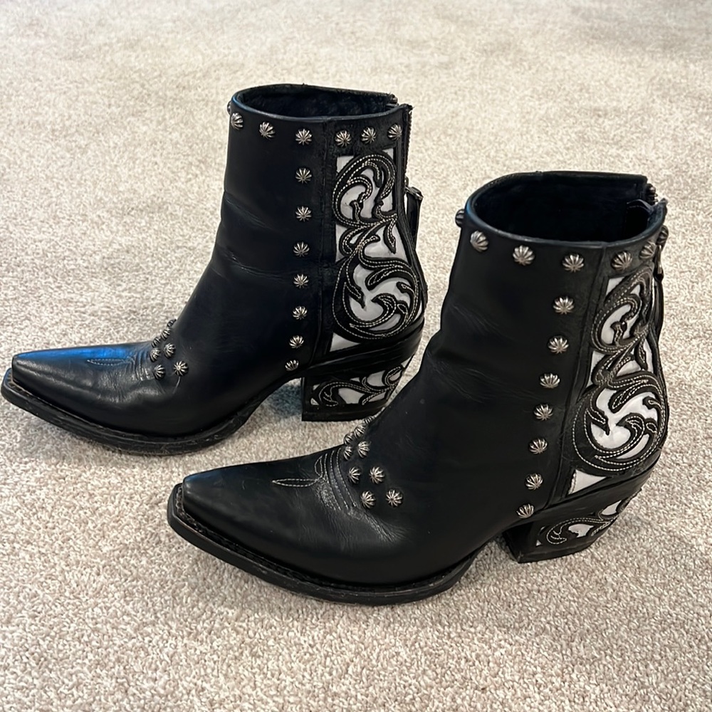 ARIAT Black White Tooled booties boots size 6.5